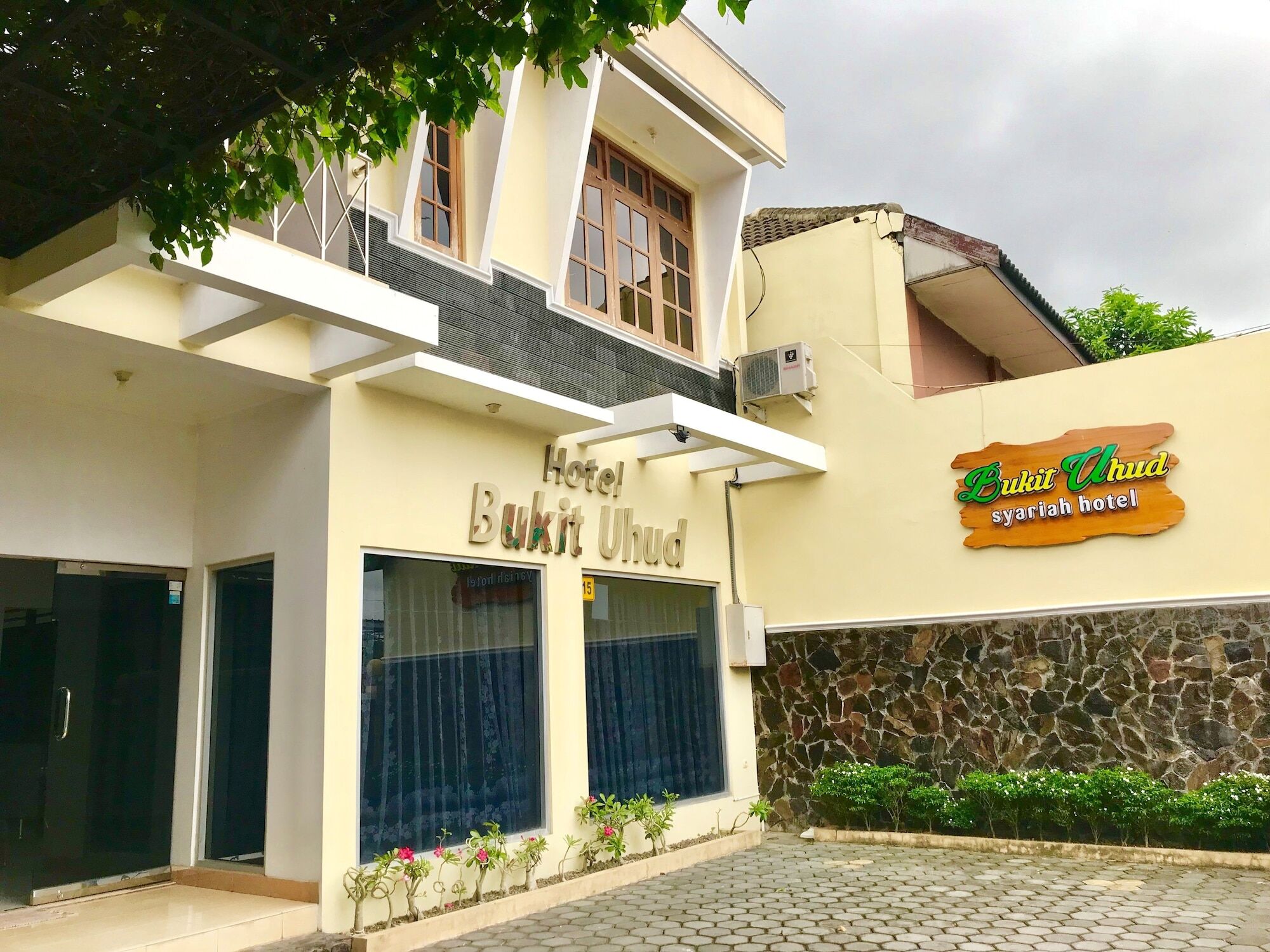 Hotel Bukit Uhud Yogyakarta Bagian luar foto